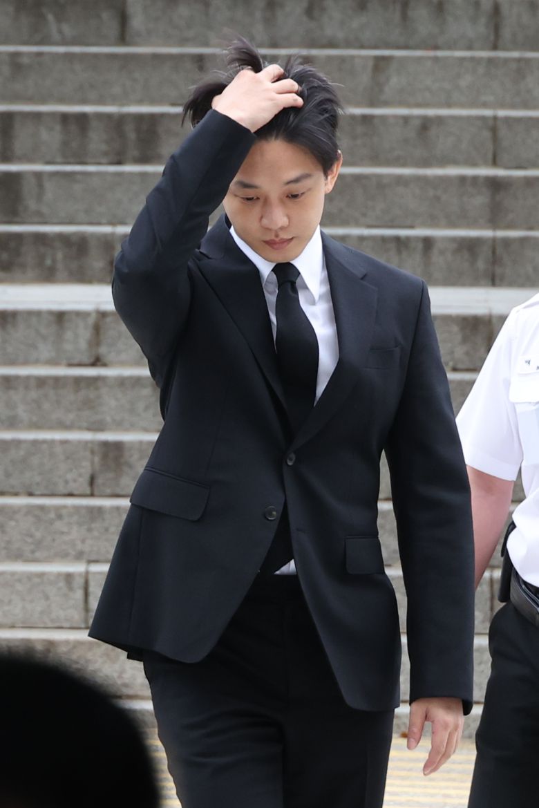 마약을 상습 투약한 혐의를 받는 배우 유아인(본명 엄홍식)이 21일 오전 구속 전 피의자 심문(영장실질심사)을 받기 위해 서울 서초동 서울중앙지법 법정으로 가고 있다. 지난 5월 경찰 수사 당시 신청됐던 구속영장이 기각된 지 약 4개월 만에 열리는 두 번째 영장실질심사다. [연합]