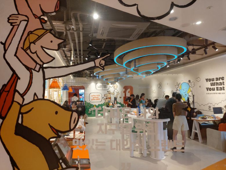 21일 서울 삼성동 코엑스에 문을 연 신세계푸드 식물성 대안식 브랜드 '유어왓유잇' 매장의 내부 모습. 김희량 기자