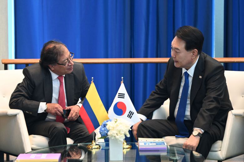 윤석열 대통령이 20일(현지시간) 뉴욕 유엔본부에서 구스타보 페트로 콜롬비아 대통령과 한·콜롬비아 정상회담을 하고 있다. [연합]