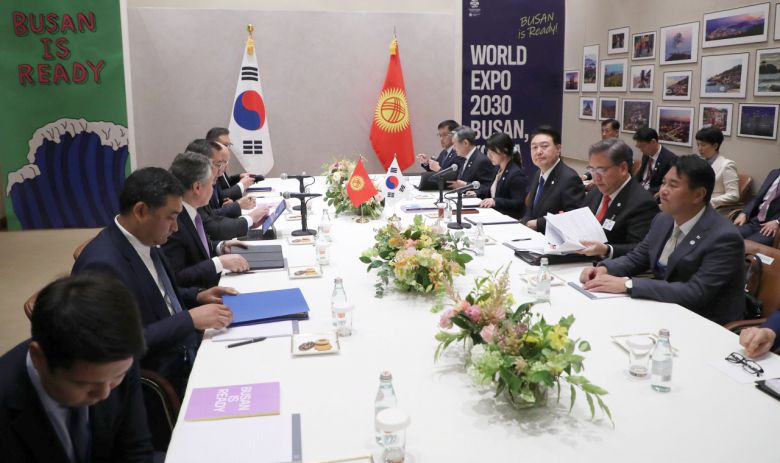 제78차 유엔총회 참석차 미국을 방문 중인 윤석열 대통령이 20일(현지시간) 뉴욕에서 사디르 자파로프 키르기스스탄 대통령과 한·키르기스스탄 정상회담을 하고 있다. [연합]