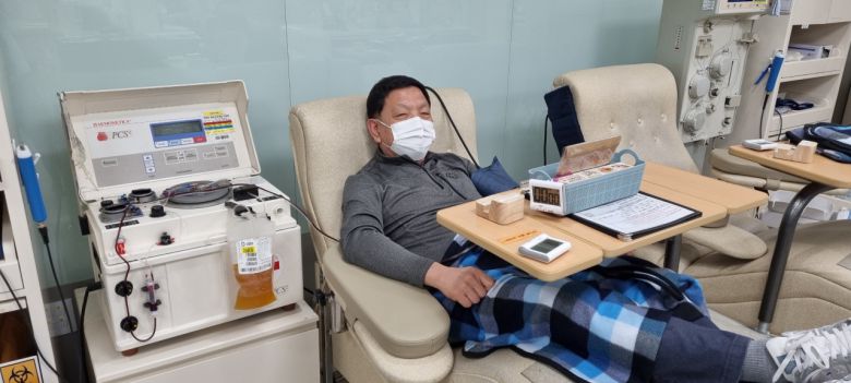 헌혈중인 손영호 씨. [본인제공]