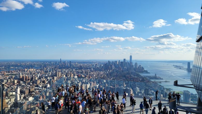 뉴욕 허드슨 야드의 100층 높이 야외전망대 ‘엣지(Edge)’ 방문객들이 탁 트인 시야로 뉴욕의 풍광을 즐기고 있다. [김수한 기자]