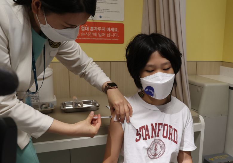 만 5∼11세 소아·아동에 대한 화이자 코로나19 백신 접종을 시작한 31일 강서구 미즈메디 병원 소아청소년과에서 한 어린이가 백신을 맞고 있다. [사진공동취재단]