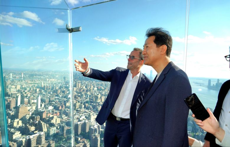 오세훈 서울시장이 뉴욕 허드슨 야드의 100층 높이 야외전망대 ‘엣지(Edge)’를 방문하고 있다. [서울시 제공]
