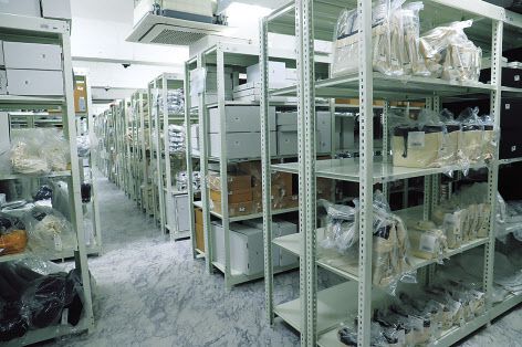 서울 강동구 이룸코리아 본사 6층에 명품 가방과 시계가 진열돼 있다. 이룸코리아는 입고된 상품에 대해 송장과 수입신고 필증을 확인한 뒤 창고에 저장해둔다. [롯데온 제공]