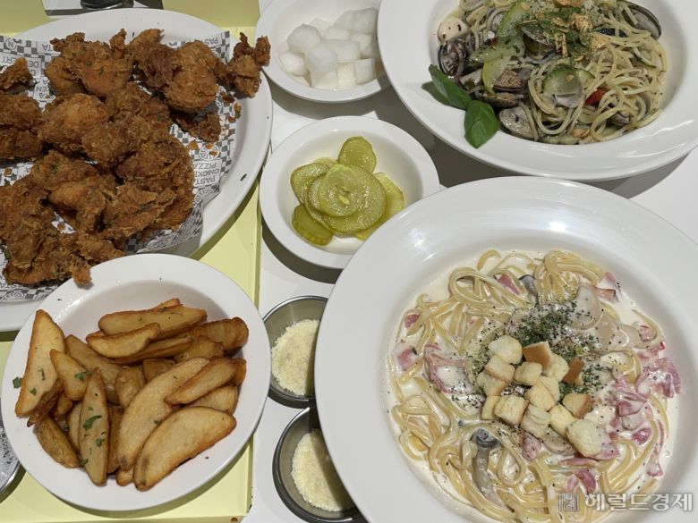 조리로봇들이 만든 치킨, 파스타 등 메뉴들의 모습. 전새날 기자