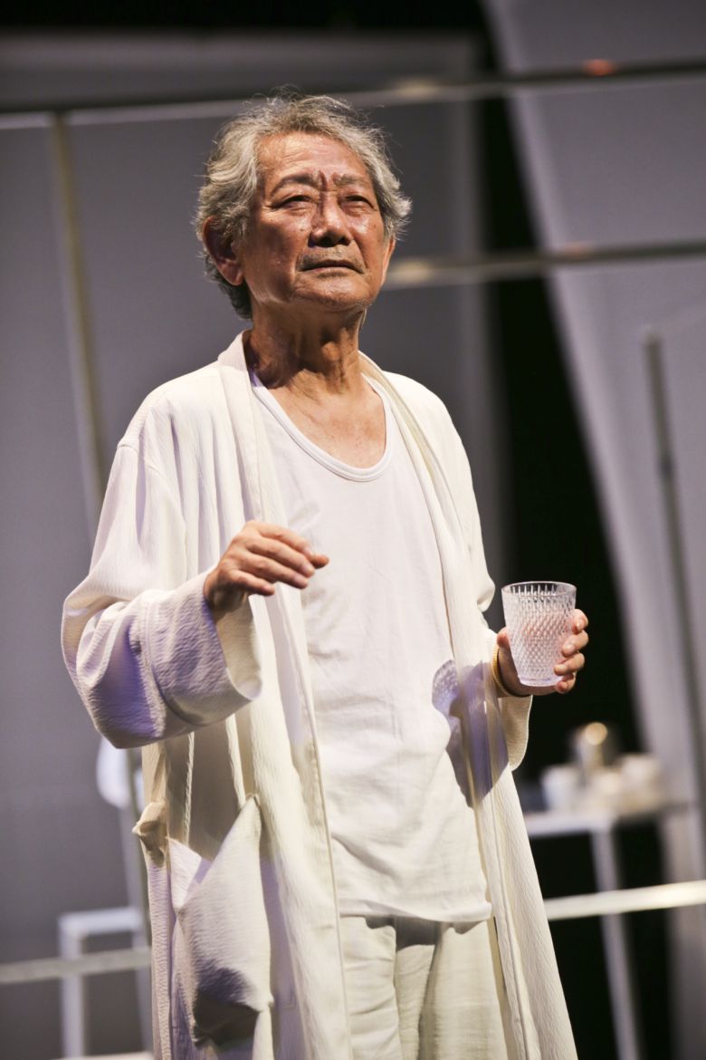 전무송은 병상에 있을 때 ‘더 파더’의 대본을 받았다. 작품은 그를 다시 살게 했다. 자리에서 일어날 때마다 휘청거리기 일쑤였는데, 기적처럼 기력이 회복됐다. 딸과 아내는 “그까짓 거 왜 못하냐”며 ‘연극 정신’을 부추겼다. [스튜디오반 제공]