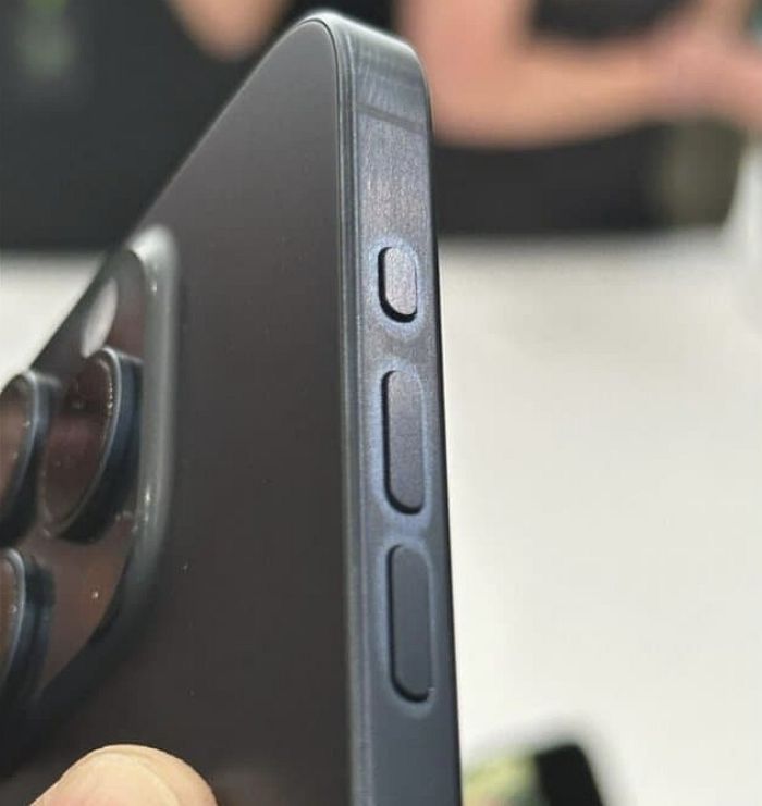 티타늄 소재를 적용한 애플의 야심작 아이폰15가 변색된다는 주장이 제기됐다. 변색된 아이폰15 사진 [트위터]