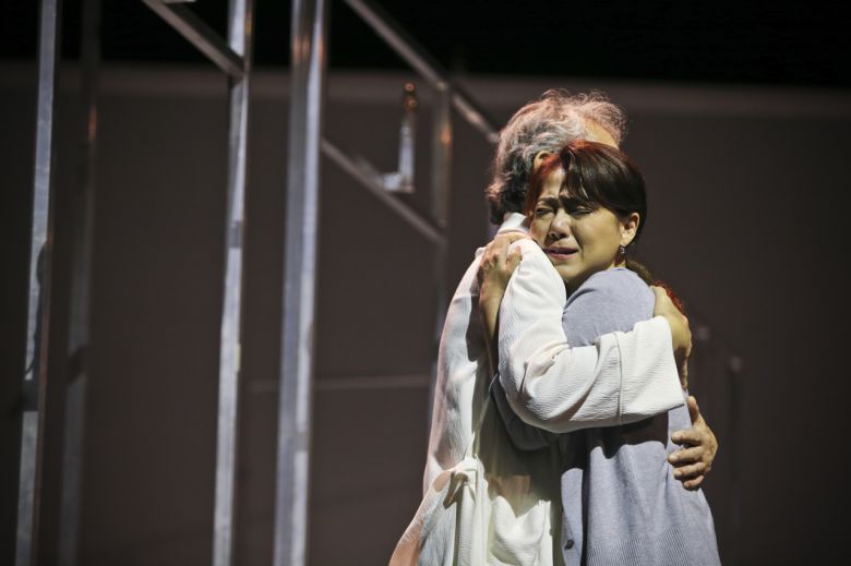 아버지 전무송과 ‘더 파더(THE FATHER)’로 한 무대에 서는 딸 전현아는 “연습을 하면서도 연기와 실제 마음이 끊임없이 충돌하고, 마음이 너무 아파 눈물이 난다”고 말했다. [스튜디오반 제공]