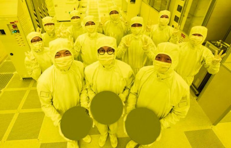 지난해 6월말 3나노 파운드리 양산에 참여한 삼성전자 임직원들이 손가락으로 3을 가리키며 3나노 파운드리 양산을 축하하고 있는 모습. [삼성전자 제공]