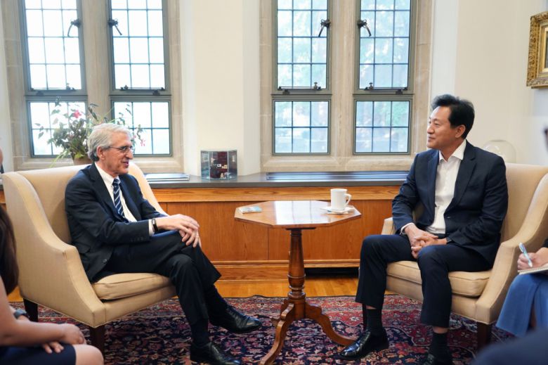 오세훈 시장은 예일대 특강에 앞서 피터 샐러비 예일대 총장과 면담을 갖고 예일대의 서민·중산층 학생 지원정책 등 다양한 학교 정책에 대한 설명을 들었다. [서울시 제공]
