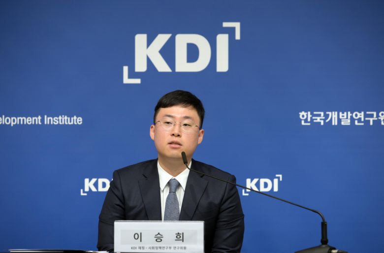 이승희 한국개발연구원(KDI) 재정·사회정책연구부 연구위원이 25일 정부세종청사 기획재정부 기자실에서 '소득과 자산으로 진단한 노인빈곤과 정책 방향'이라는 제목의 보고서를 발표하고 있다.[KDI 제공]