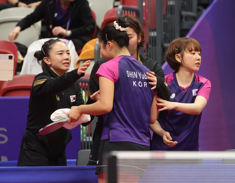 탁구 여자 단체 대표팀 전지희와 서효원이 25일 중국 항저우 궁수 캐널 스포츠파크 체육관에서 열린 2022 항저우 아시안게임 탁구 여자 단체전 준결승 일본전에서 아쉽게 패한 뒤 마지막 단식 출전 선수인 신유빈을 위로하고 있다. [연합]