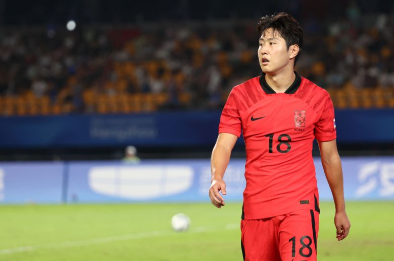 24일 중국 저장성 진화 스포츠센터 스타디움에서 열린 19회 항저우 아시안게임 남자축구 조별리그 최종전 대한민국과 바레인의 경기. 전반전 이강인이 교체되고 있다. [연합]