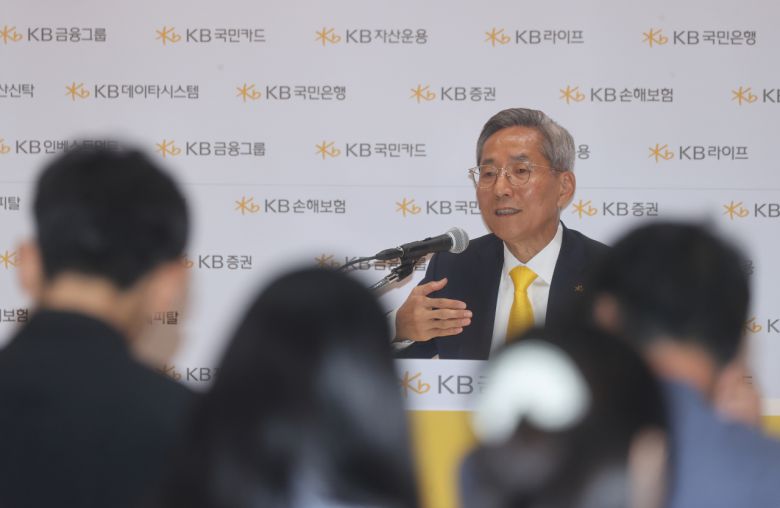 윤종규 KB금융지주 회장이 25일 서울 여의도 국민은행 신관에서 열린 KB 금융그룹 CEO 기자간담회에서 질문에 답하고 있다. 연합뉴스