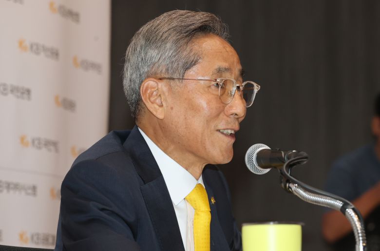 윤종규 KB금융지주 회장이 25일 서울 여의도 국민은행 신관에서 열린 KB 금융그룹 CEO 기자간담회에서 인사말을 하고 있다. 연합뉴스