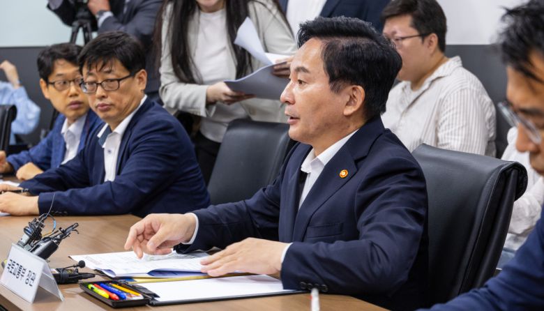 원희룡 국토교통부 장관이 26일 오전 서울 종로구 정부서울청사에서 열린 LH 외벽 철근 누락 사태 회의에 참석해 "시공 과정 공공주택 일제 점검"을 지시하고 있다. [연합]