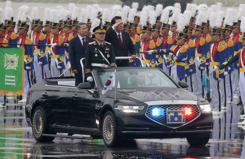윤석열 대통령이 26일 경기도 성남 서울공항에서 열린 건군 제75주년 국군의 날 기념식에서 차량에 올라 열병하고 있다. [연합]