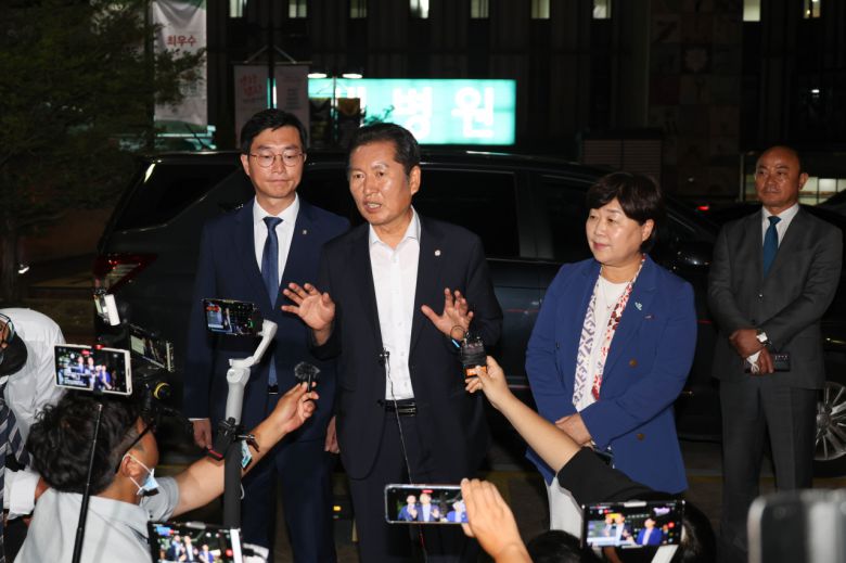 장경태(왼쪽부터), 정청래, 서영교 더불어민주당 최고위원이 22일 오후 녹색병원에서 병상 단식을 이어가고 있는 이재명 대표를 만나고 나와 브리핑을 하고 있다. [연합]