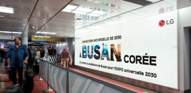 LG가 프랑스 파리 샤를드골 국제공항에서 선보인 2030 부산 세계박람회 유치 지원 광고. [LG 제공]