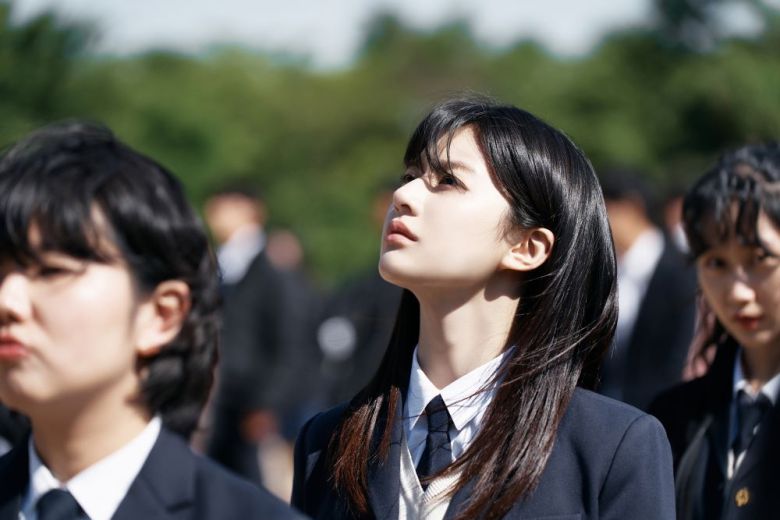 또한 고윤정은 한국형 슈퍼히어로물이란 생소할 수 있는 장르에서 초반 서사를 단단히 빌드업하며 몰입도를 높이고 시청자들을 유입하는 역할을 했다. 특히 재생능력을 지닌 비밀스러운 캐릭터를 실제 우리 주위에 있을 법한 사랑스러운 10대 체대 입시생 소녀로 완벽하게 그려내기 위해 고윤정은 실제 체대 입시학원을 다니는 등 고민하고 노력하는 진정성 있는 모습으로 장희수라는 최애캐를 만들며 연기력 호평을 이끌어냈다.