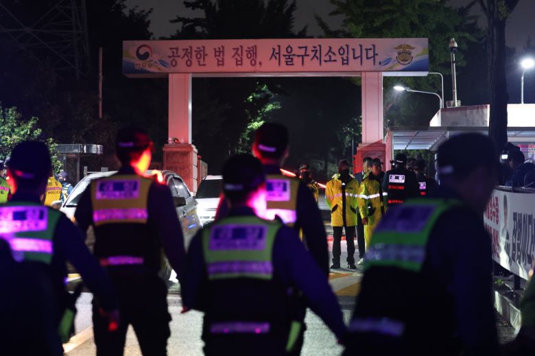 이재명 더불어민주당 대표에 대한 구속 전 피의자 심문(영장심사)이 장시간 계속되는 가운데 26일 오후 이 대표 구속에 대한 찬·반 시위가 계속되는 서울구치소 앞에 경찰이 배치돼 있다. [연합]