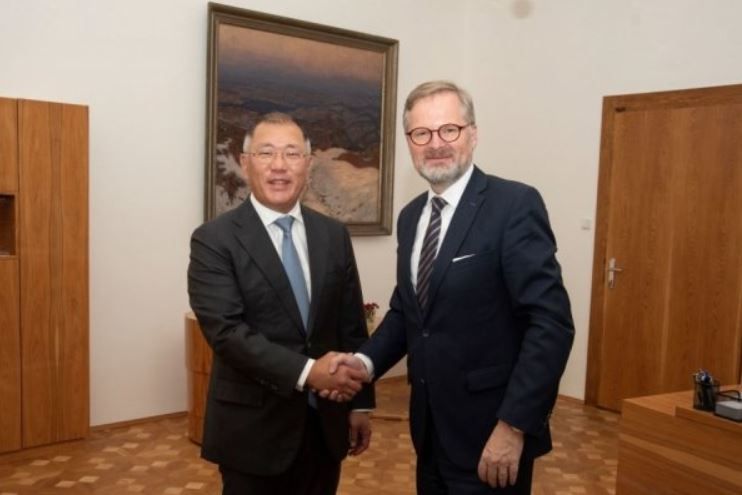 정의선 현대차그룹 회장이 지난해 10월 체코 프라하 총리실에서 페트르 피알라 총리와 면담 후 기념촬영을 하고 있다. [현대차그룹 제공]