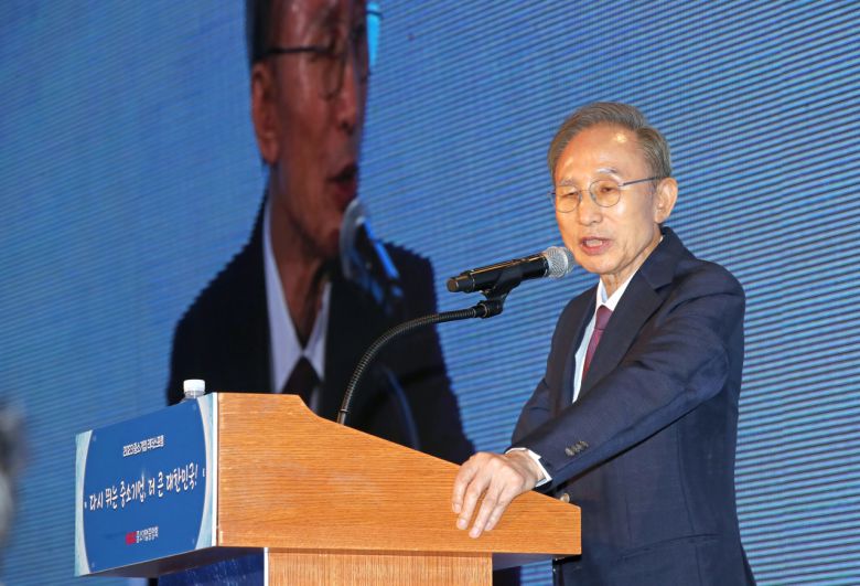 이명박 전 대통령이 12일 오후 제주 서귀포시 롯데호텔제주에서 열린 2023 중소기업 리더스포럼 개막식에서 기조연설을 하고 있다. [연합]