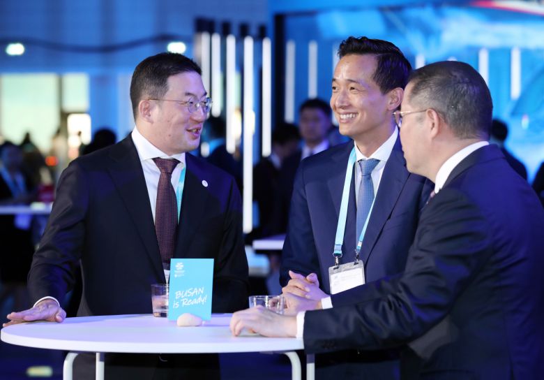 구광모(맨 왼쪽) LG그룹 회장과 김동관(가운데) 한화그룹 부회장이 지난 6월 프랑스 파리 이시레물리노의 한 스포츠센터에서 열린 2030 부산세계박람회 공식 리셉션에서 대화하고 있다. [연합]