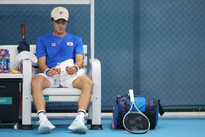 권순우가 경기 도중 물을 마시며 쉬고 있다. 연합뉴스