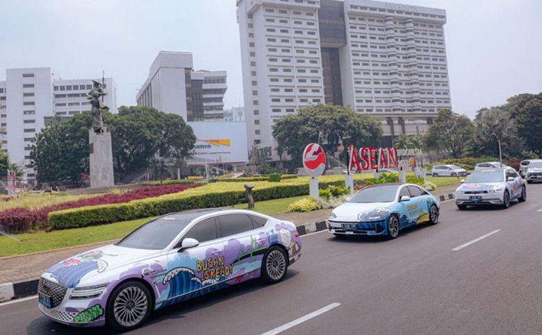 현대자동차그룹이 부산엑스포를 감성적으로 알리기 위해 K-컬처 아티스트와 협업한 아트카를 아세안 정상회의가 열리는 인도네시아 자카르타에서 운용했다. [현대차 제공]