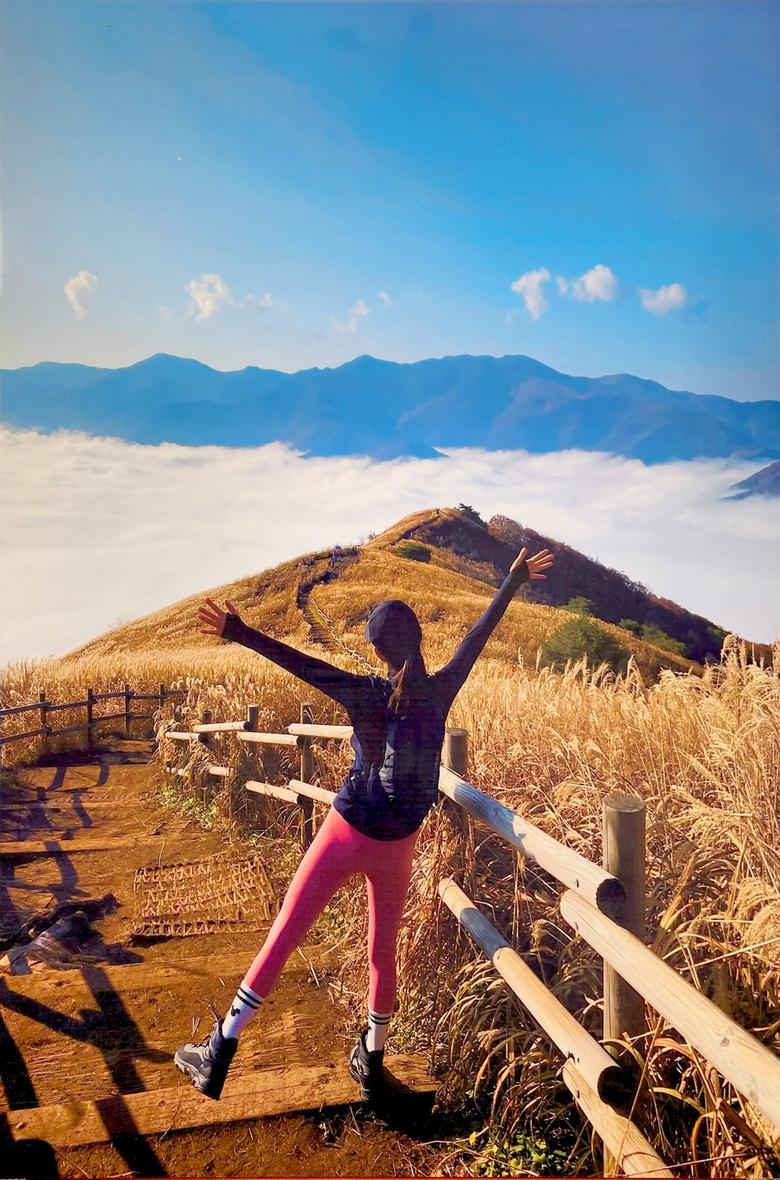 절경에 감탄하는 MZ세대 민둥산 등산객 [민둥산 은빛억새축제위원회 제공]