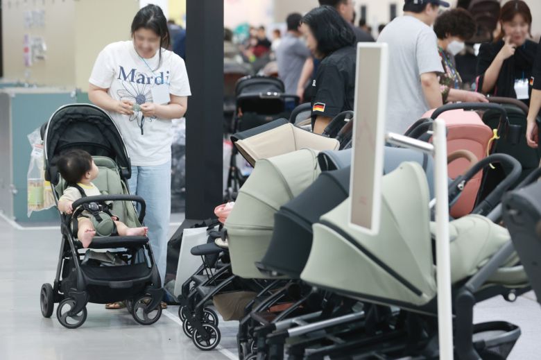 14일 서울 강남구 코엑스에서 열린 제44회 베페 베이비페어에서 참관객들이 육아용품을 살펴보고 있다. 연합뉴스