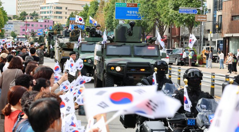 15일 오후 인천시 중구 경인로에서 열린 '제73주년 인천상륙작전 전승기념 호국보훈 거리행진'에서 육군 전차 등 기갑차량들이 퍼레이드 하고 있다. [연합]