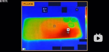 아이폰15가 뜨거워진 모습. 중국 IT전문 유튜버는 게임을 한지 30분 뒤, 아이폰15의 표면 온도가 48.1도까지 올라갔다는 전했다.