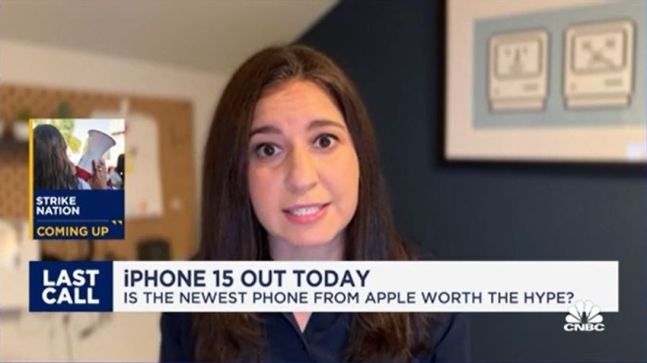 CNBC와의 인터뷰에서 아이폰에 대한 찬양을 늘어 놓고 있는 미국 테크 전문 기자 조안나 스턴.