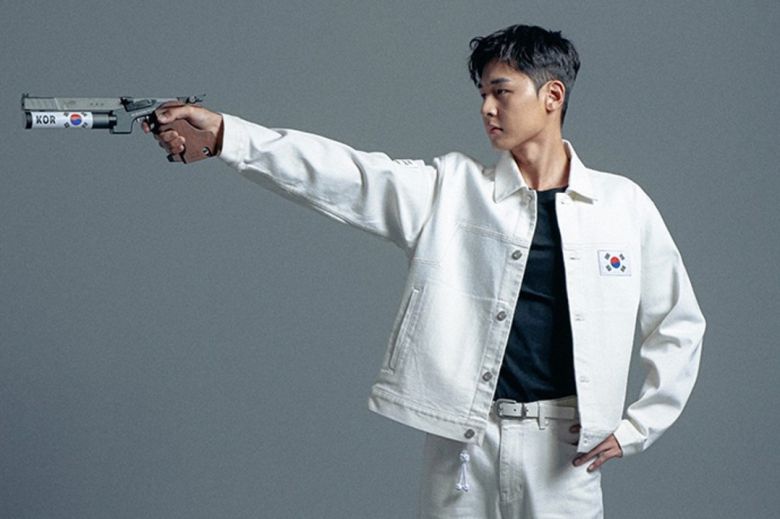 2023년 제19회 항저우 아시안게임 근대5종 남자 단체전 금메달 전웅태. 무신사 스탠다드 단복을 입은 모습. 재킷의 절개라인은 한옥의 팔작지붕, 키링은 노리개, 단추는 전통 북 모양을 본따 전통의 의미도 담았다. [무신사 제공]