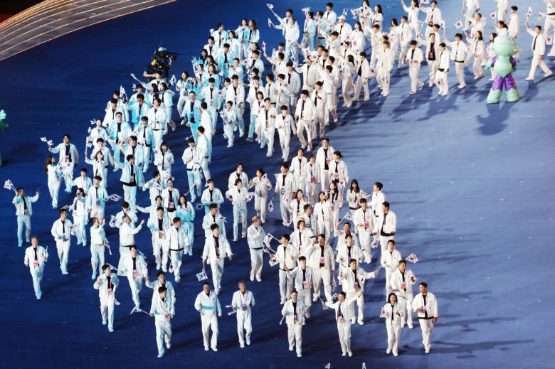 23일 오후 중국 항저우 올림픽 스포츠센터 스타디움에서 열린 2022 항저우 아시안게임 개회식에서 대한민국 선수단이 16번째로 입장하고 있다. [연합]