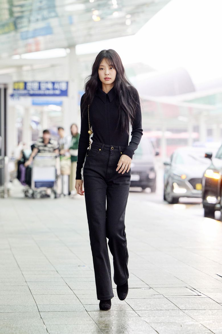 ‘샤넬 2024 봄-여름 레디-투-웨어 컬렉션 쇼’에 참가하기 위해 파리로 출국하는 제니