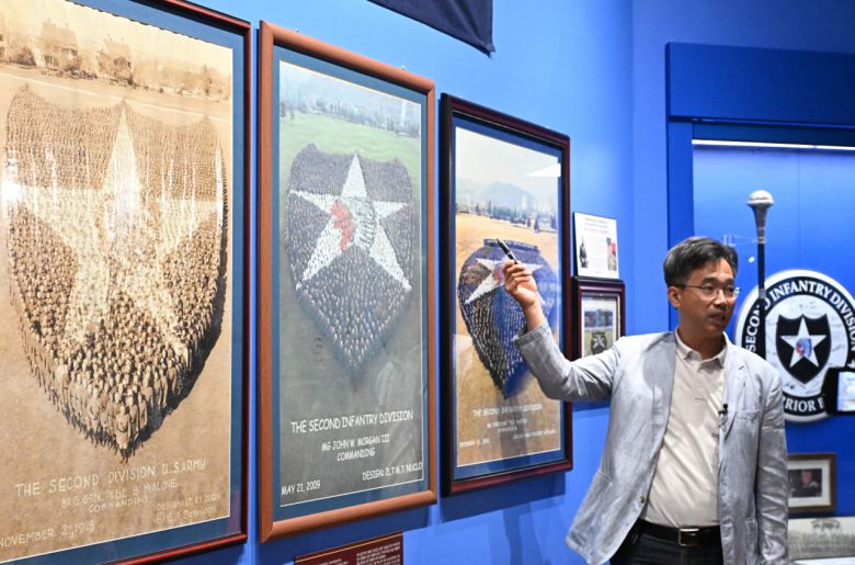 경기도 평택시 주한 미군 캠프 험프리스 기지 내 자리한 미2사단·미8군·한국작전전구 박물관 이영권 부관장이 ‘인디언 헤드’로 널리 알려진 미2사단 마크에 대해 설명하고 있다. [평택=임세준 기자]