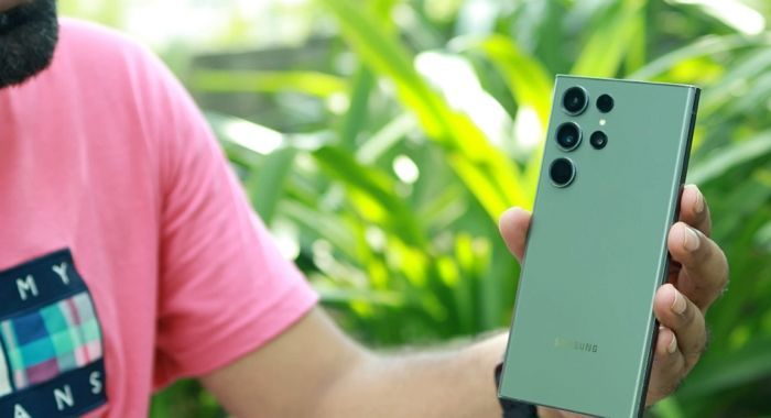 삼성 갤럭시S23 울트라는 흠집 하나 없이 멀쩡했다.