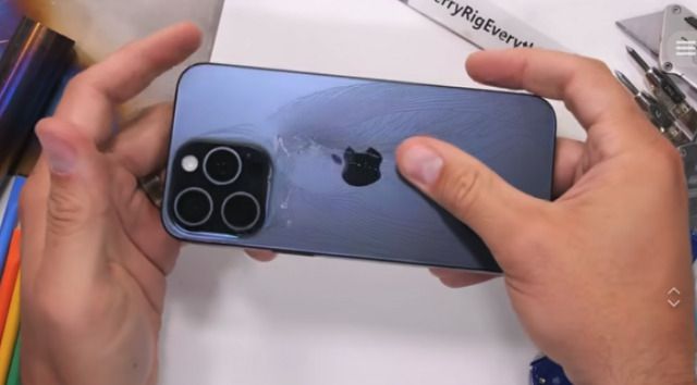 아이폰15 프로 맥스 내구성 테스트한 모습. 손으로 구부리자 후면 유리가 깨졌다 [ⓒJerryRigEverything]