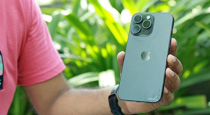 후면 유리가 깨진 아이폰15