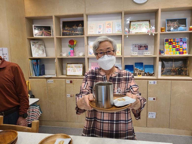 은평치매안심센터에 있는 '반갑다방'에서 음료를 제공하고 있는 오창옥 씨. [채상우 기자]