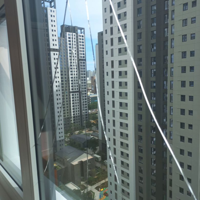 래미안 원베일리 깨진 창호 모습[사진=독자 제공]