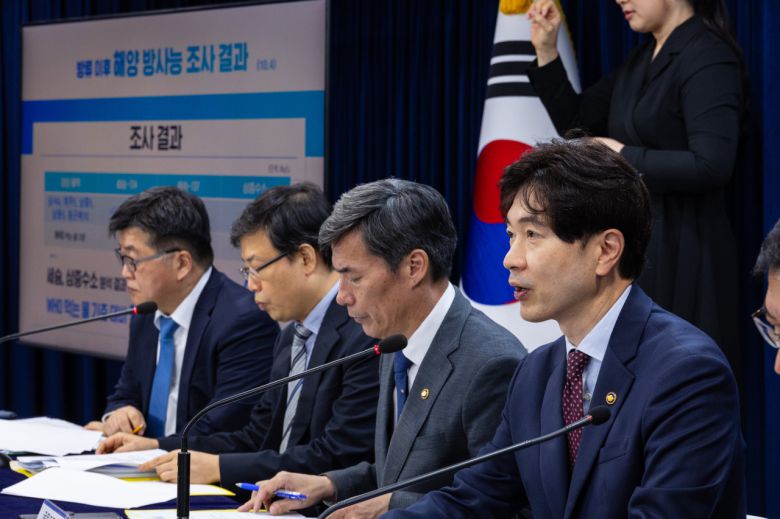 박성훈 해양수산부 차관(오른쪽)이 4일 오전 서울 종로구 정부서울청사에서 열린 후쿠시마 원전 오염수 방류 관련 일일 브리핑에 참석해 우리 해역 방사능 검사 결과를 발표하고 있다. 연합뉴스