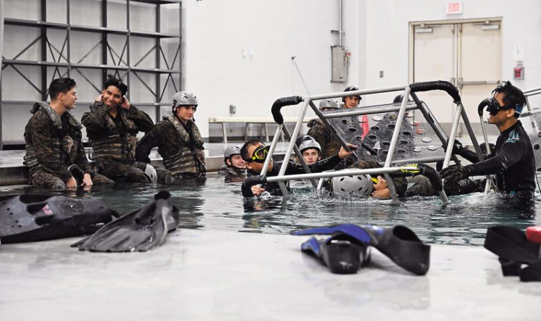 지난 22일 경기도 평택시 주한 미군 캠프 험프리스 기지 내 토마스 밴달 중장 기념 트레이닝 센터에서 장병들이 수중 탈출 교육을 받고 있다. 평택=임세준 기자