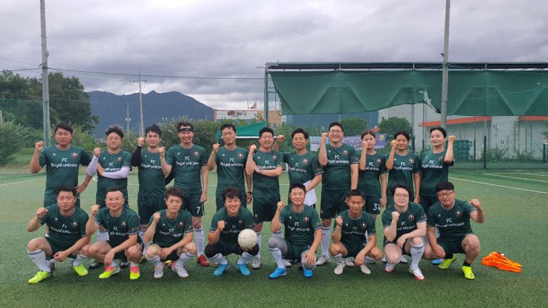 5인제 미니축구로 알려진 풋살이 건전한 여가 문화로 주목받고 있다. 한 지상파 프로그램에 방영된 후 여성들의 참여도 증가하고 있다. 사진은 광주지역 CEO풋살클럽인 FC로얄유니콘스,