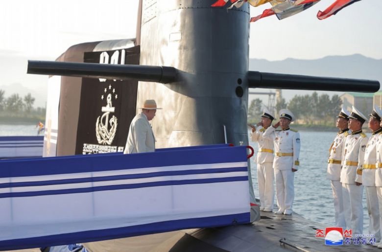 국가정보원은 4일 김정은 국무위원장의 중대형 군함 건조 지시 이후 북한 해킹조직들의 국내 조선업체 대상 해킹 공격 시도 사례를 여러 건 포착했다며 보안 강화를 당부했다. 지난달 6일 북한이 전술핵공격잠수함이라고 주장한 ‘김군옥영웅함’ 진수식에 참석한 김 위원장. [평양 조선중앙통신=연합]