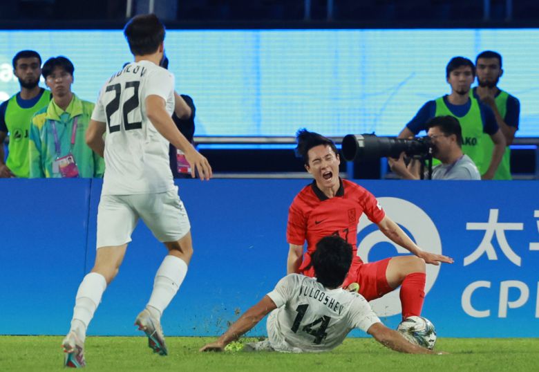4일 중국 항저우 황룽 스포츠센터 스타디움에서 열린 2022 항저우 아시안게임 남자축구 4강전 대한민국과 우즈베키스탄의 경기. 엄원상이 거친 태클을 당하고 있다. [연합]